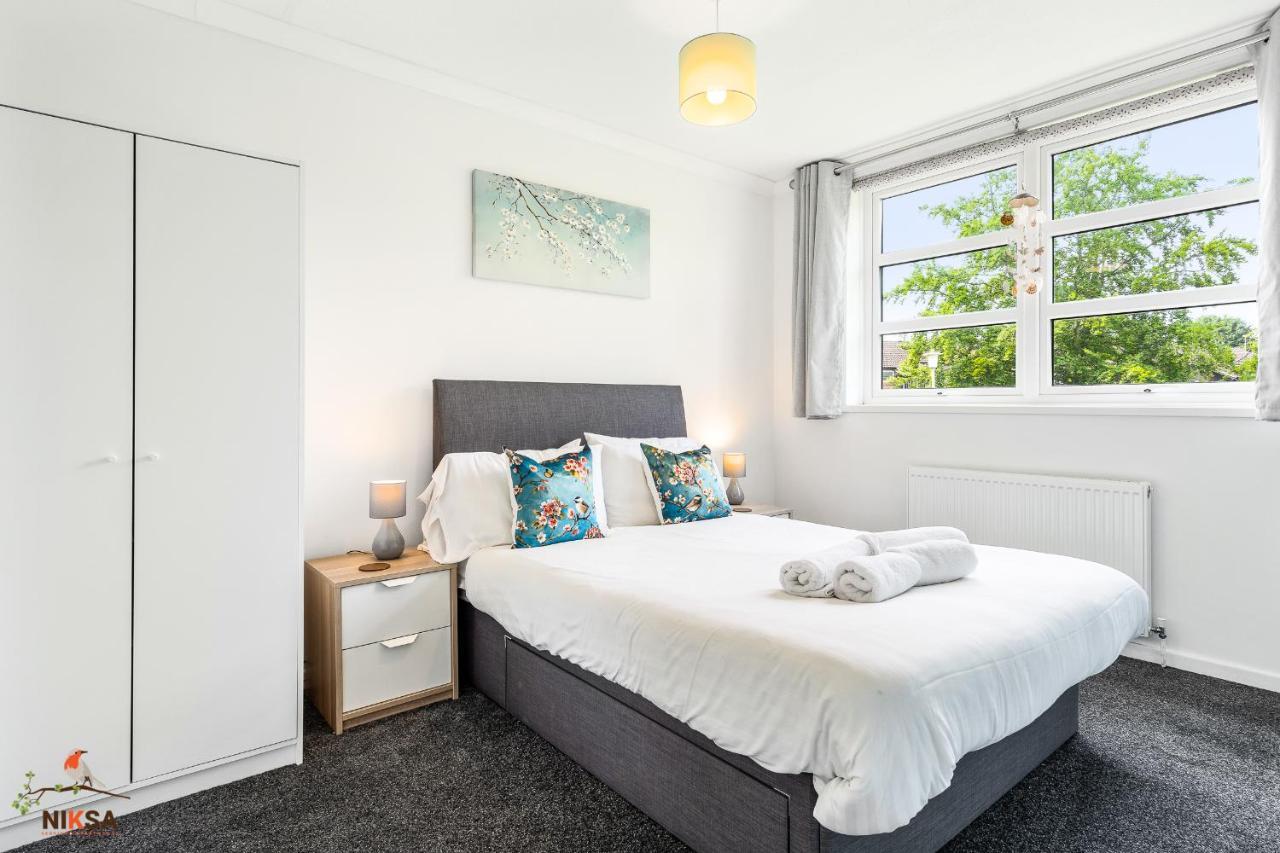 Niksa Serviced Accommodation - 3 Bedroom House Welwyn Garden City Bagian luar foto