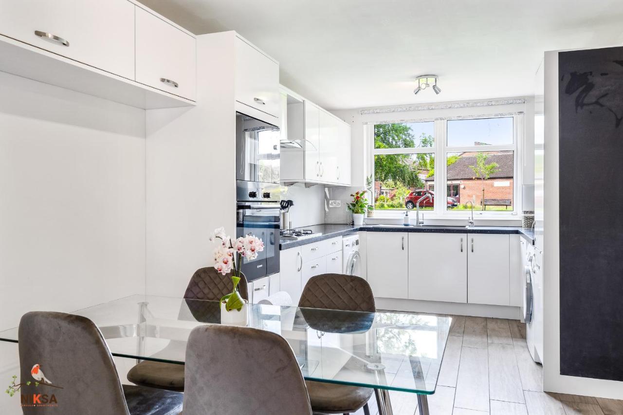 Niksa Serviced Accommodation - 3 Bedroom House Welwyn Garden City Bagian luar foto