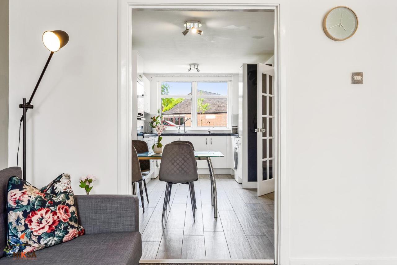 Niksa Serviced Accommodation - 3 Bedroom House Welwyn Garden City Bagian luar foto