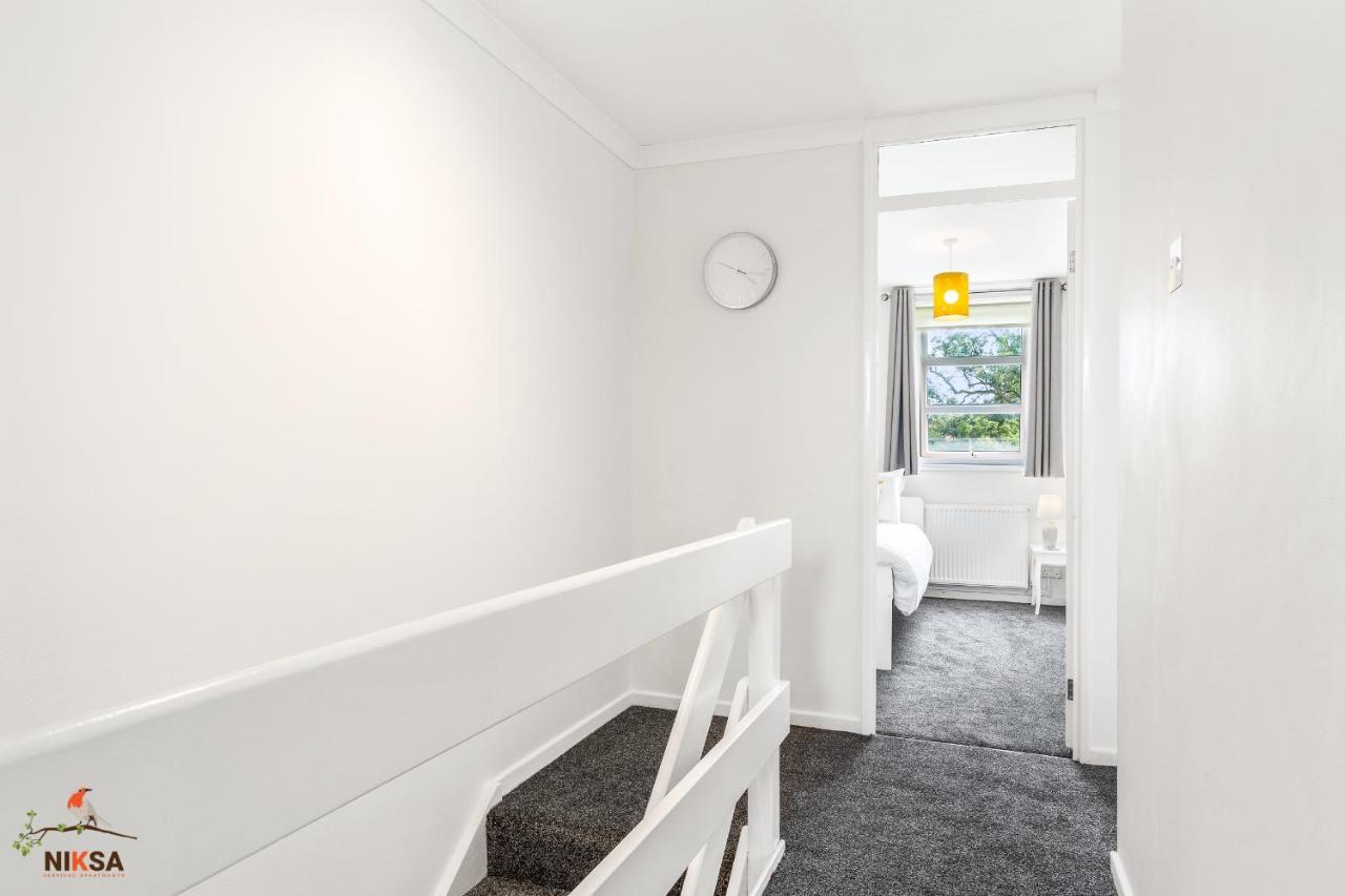 Niksa Serviced Accommodation - 3 Bedroom House Welwyn Garden City Bagian luar foto